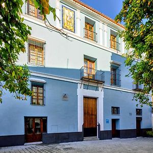Palacio Del Siglo XVII Frente A Los Jardines De Murillo
